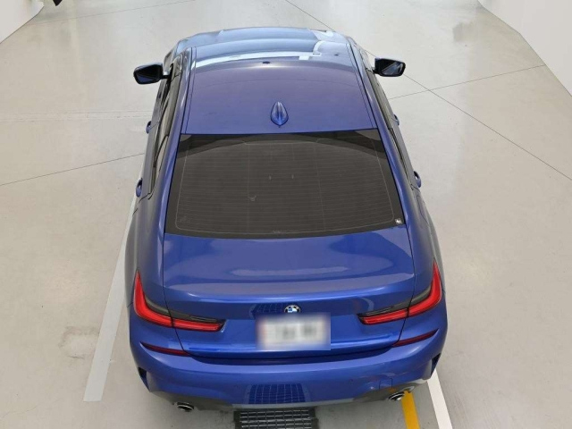 BMW 3 Series 320i M Sport Blue – 2020 image 9