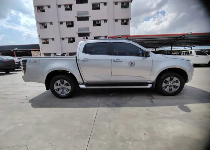 Isuzu D-MAX Z Double Cab 3.0 4WD MT Silver 2020 image 10