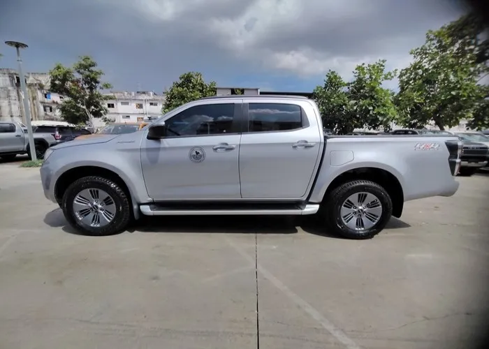 Isuzu D-MAX Z Double Cab 3.0 4WD MT Silver 2020 image 4